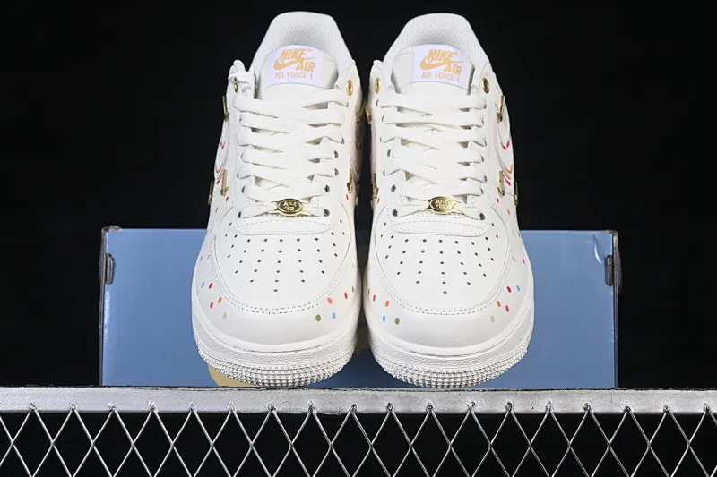 All categories Nk Air Force 1 Air Force series Nk Air Force 1 Low Air Force low top Nike Air Force 1'07 Low Two-dimensional theme Four hook color spray Air Force 1 low-top casual sneakers ZH0316-151